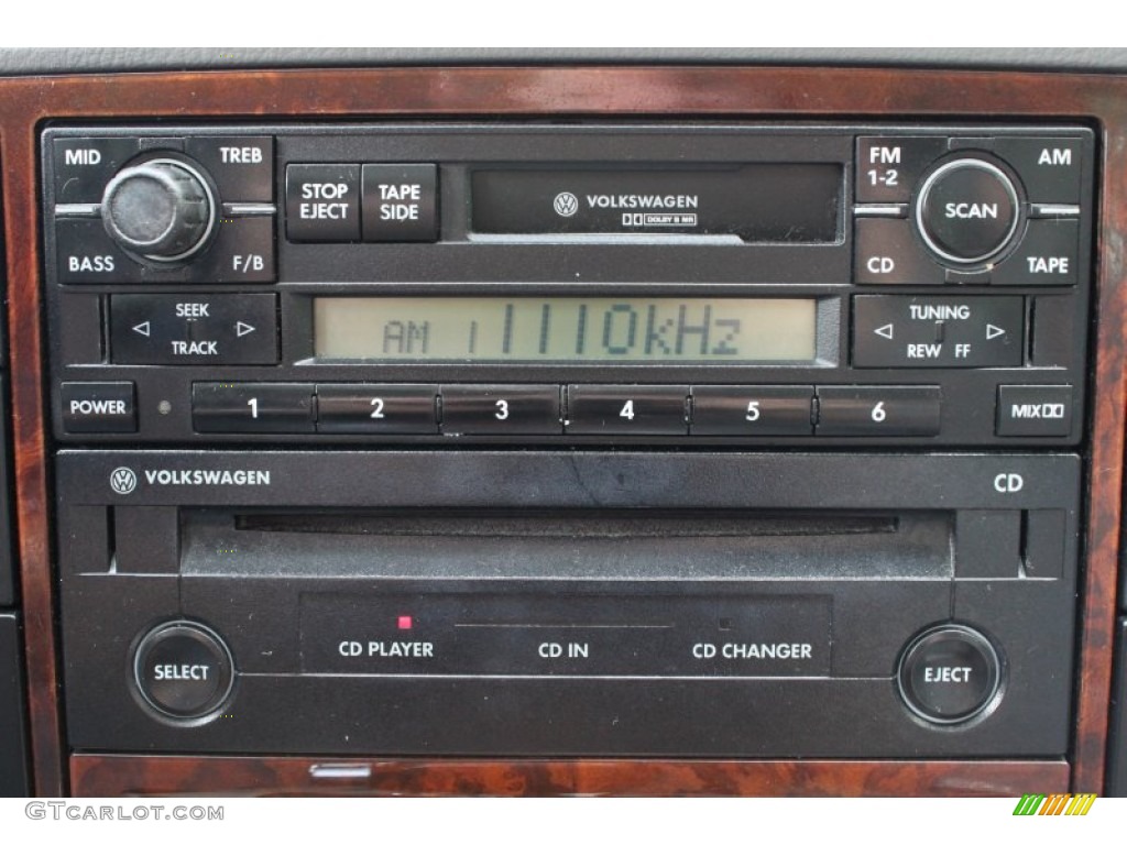 2002 Volkswagen Passat GLX 4Motion Sedan Audio System Photo #58035977