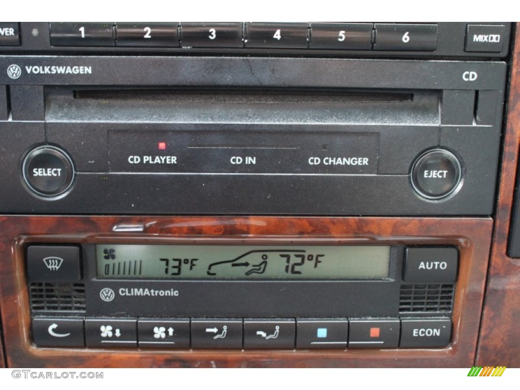 2002 Volkswagen Passat GLX 4Motion Sedan Controls Photo #58035983