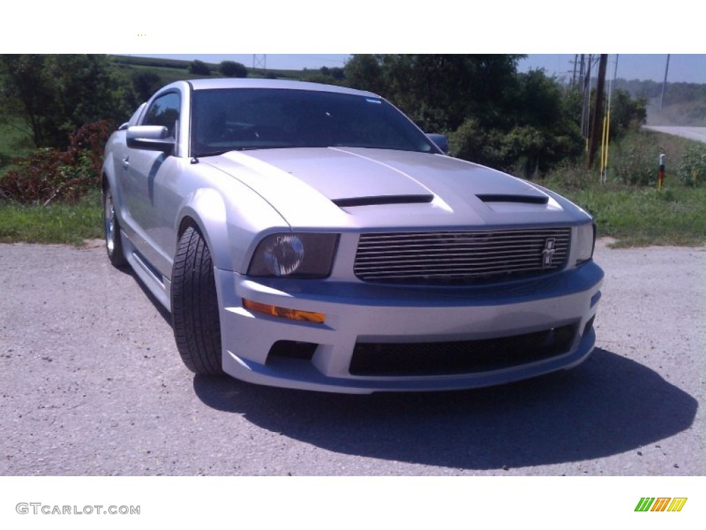 2005 Mustang V6 Premium Coupe - Satin Silver Metallic / Dark Charcoal photo #3