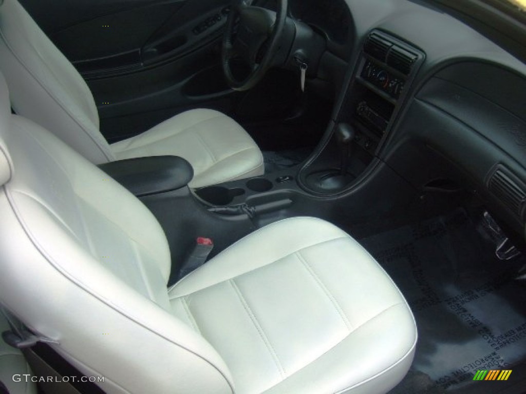 2002 Mustang V6 Convertible - Zinc Yellow / Oxford White photo #11