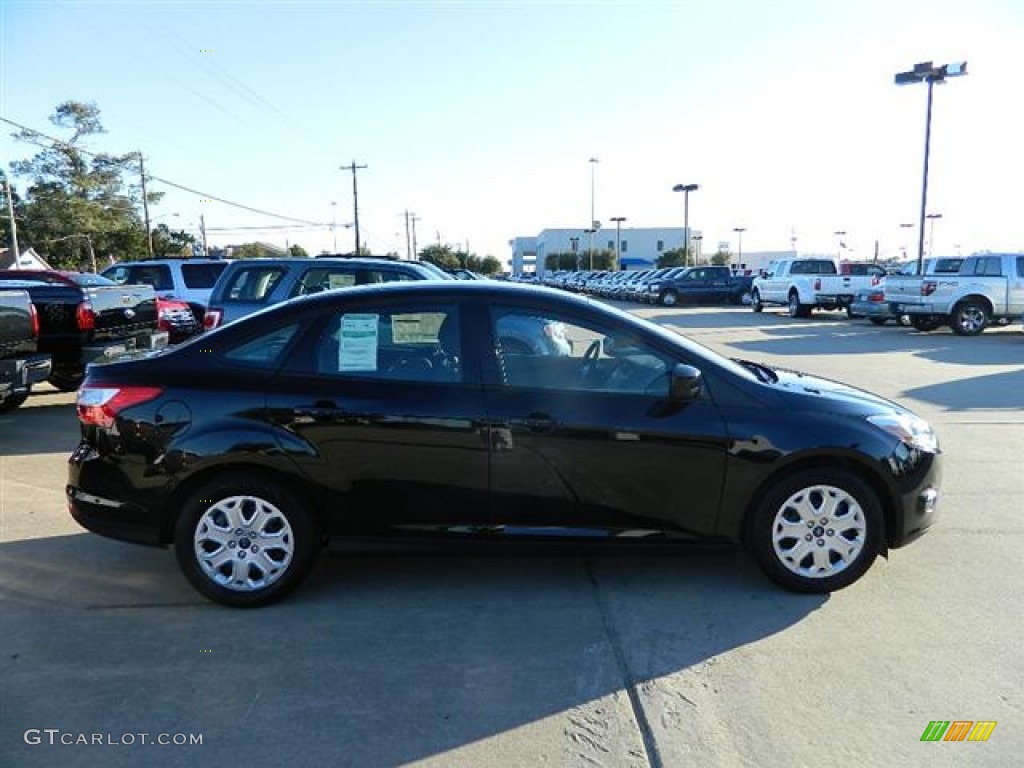 2012 Focus SE Sedan - Black / Charcoal Black photo #4