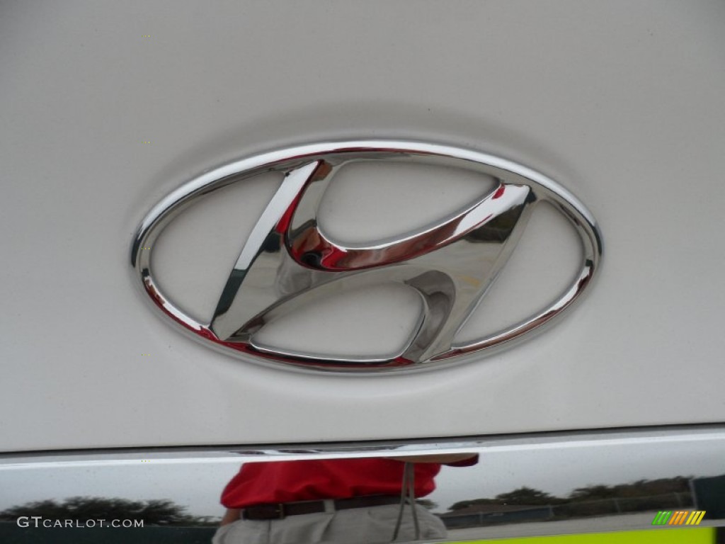 2011 Hyundai Sonata GLS Marks and Logos Photos