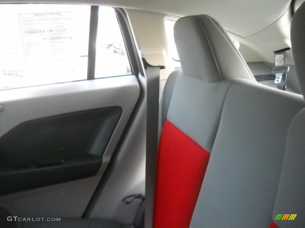 2007 Caliber SXT - Bright Silver Metallic / Pastel Slate Gray/Red photo #14