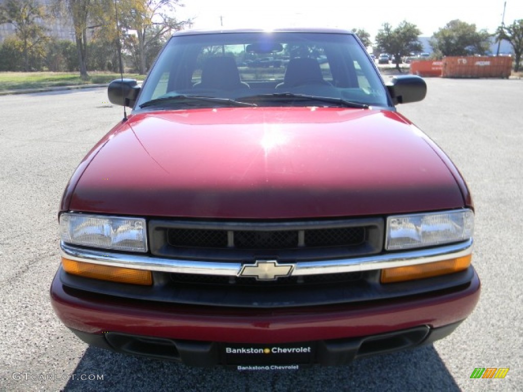 2002 S10 LS Extended Cab - Dark Cherry Red Metallic / Graphite photo #2