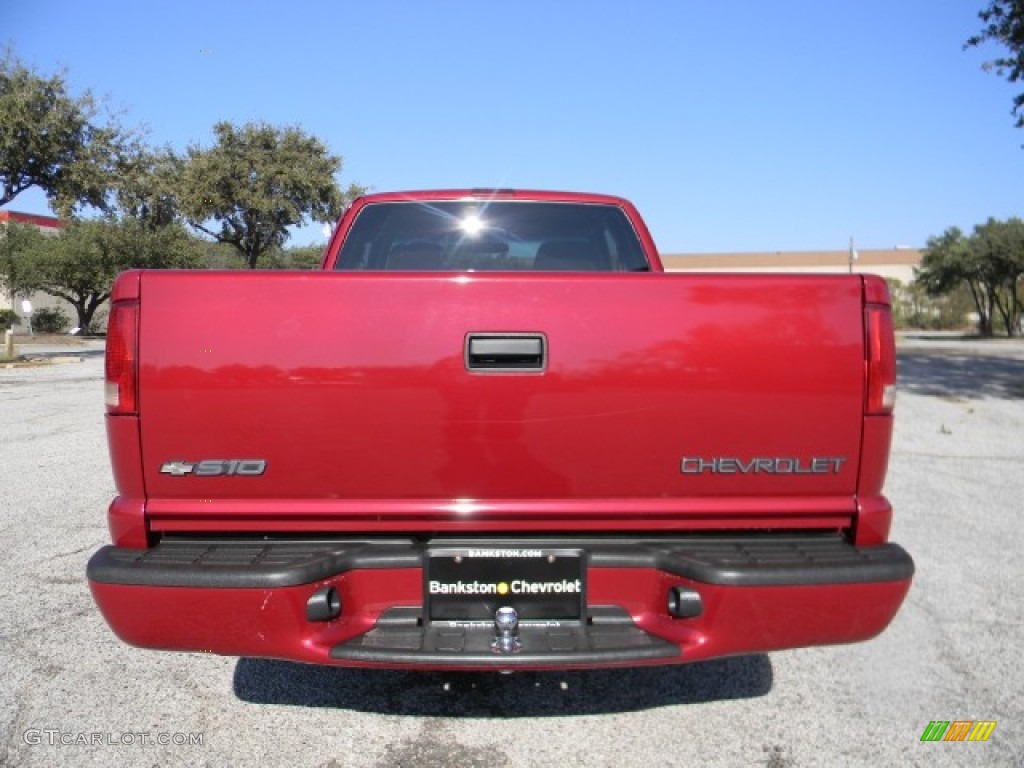 2002 S10 LS Extended Cab - Dark Cherry Red Metallic / Graphite photo #4