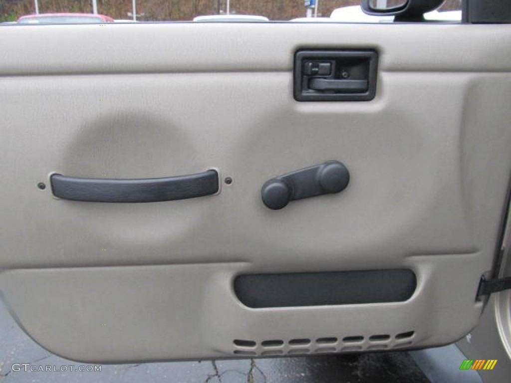 2004 Wrangler X 4x4 - Light Khaki Metallic / Khaki photo #7
