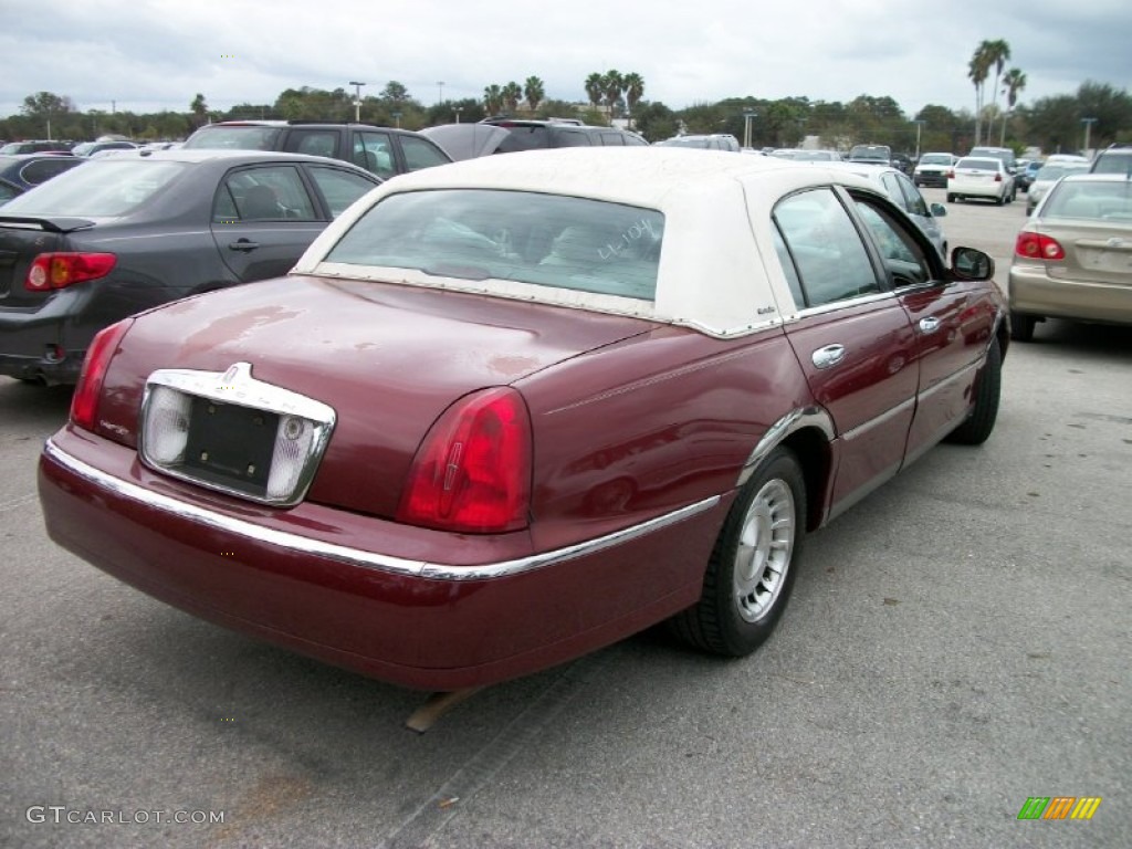 1998 Town Car Executive - Cordovan Red Metallic / Light Parchment photo #5