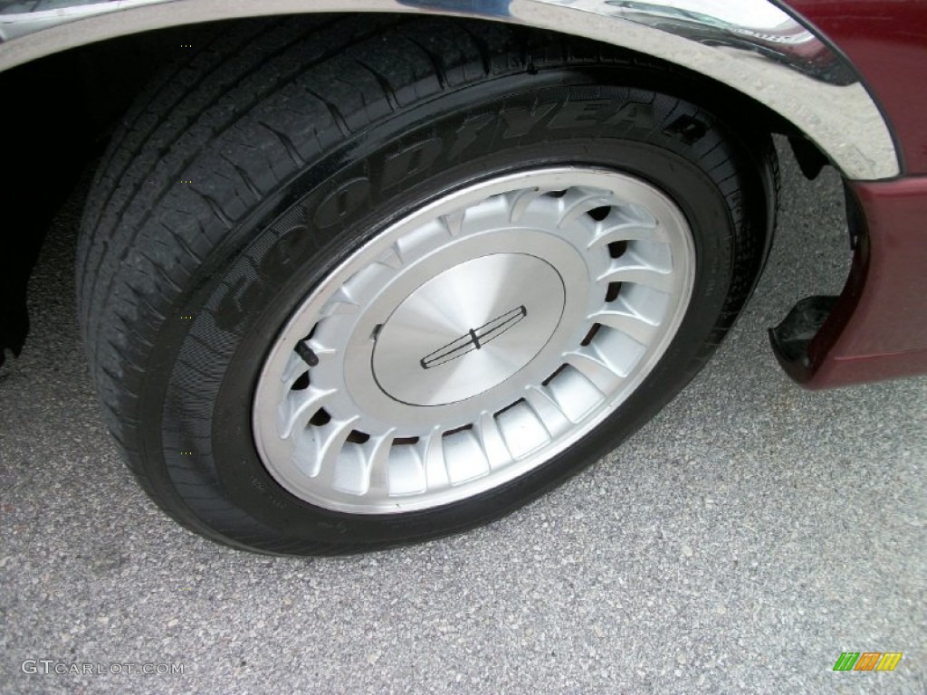 1998 Town Car Executive - Cordovan Red Metallic / Light Parchment photo #10