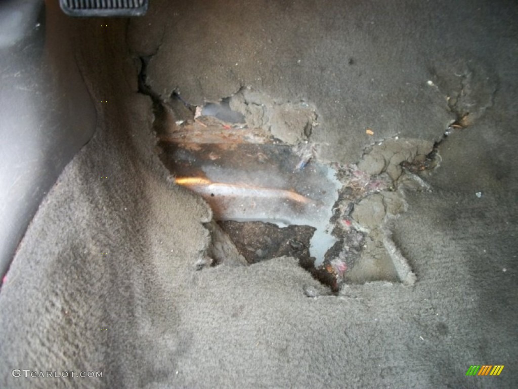 1998 Town Car Executive - Cordovan Red Metallic / Light Parchment photo #26