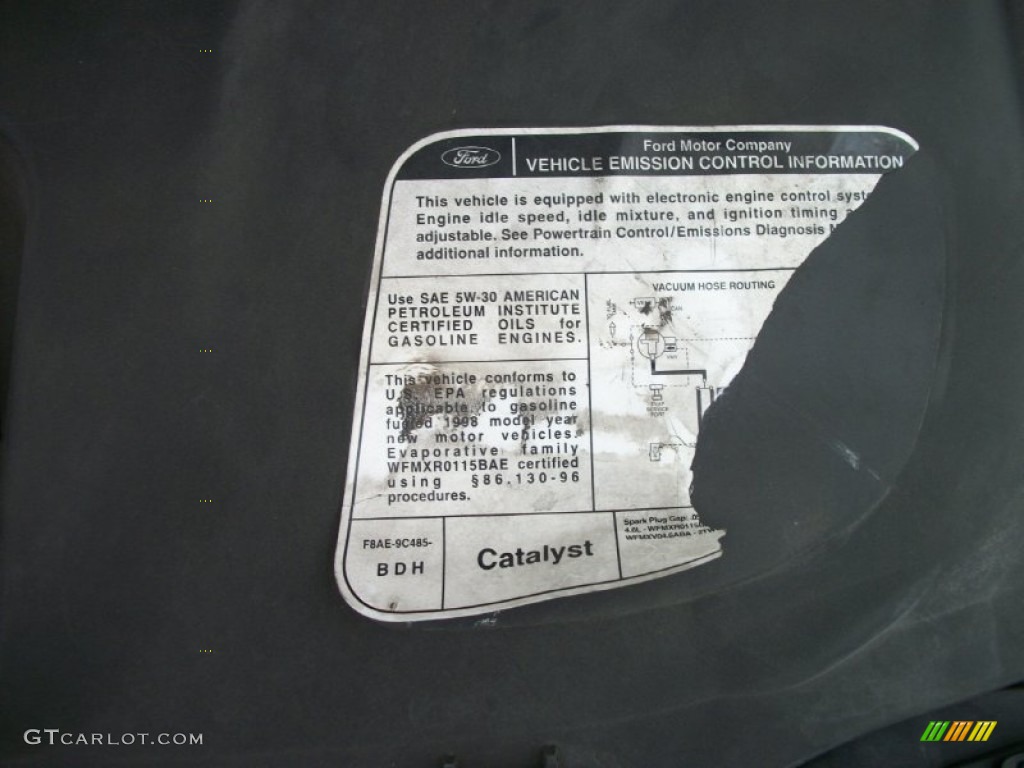 1998 Town Car Executive - Cordovan Red Metallic / Light Parchment photo #29