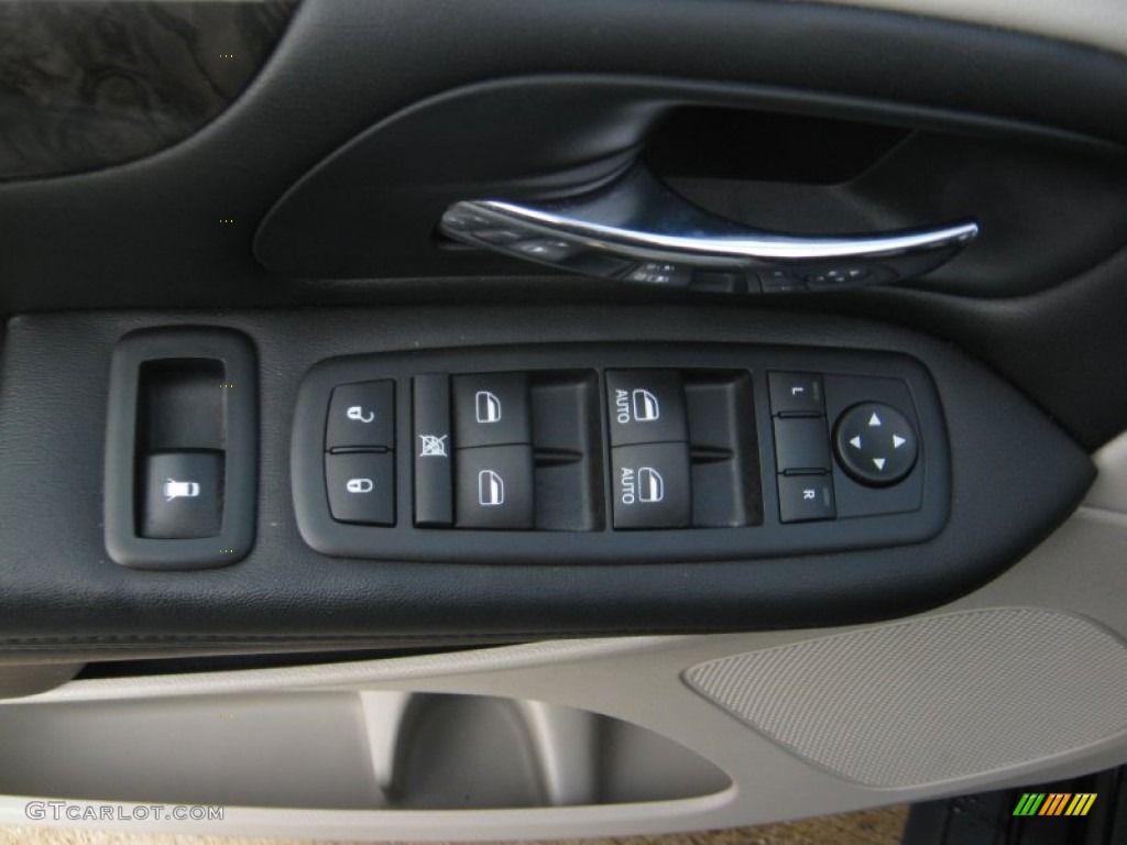 2011 Grand Caravan Crew - Brilliant Black Crystal Pearl / Black/Light Graystone photo #17