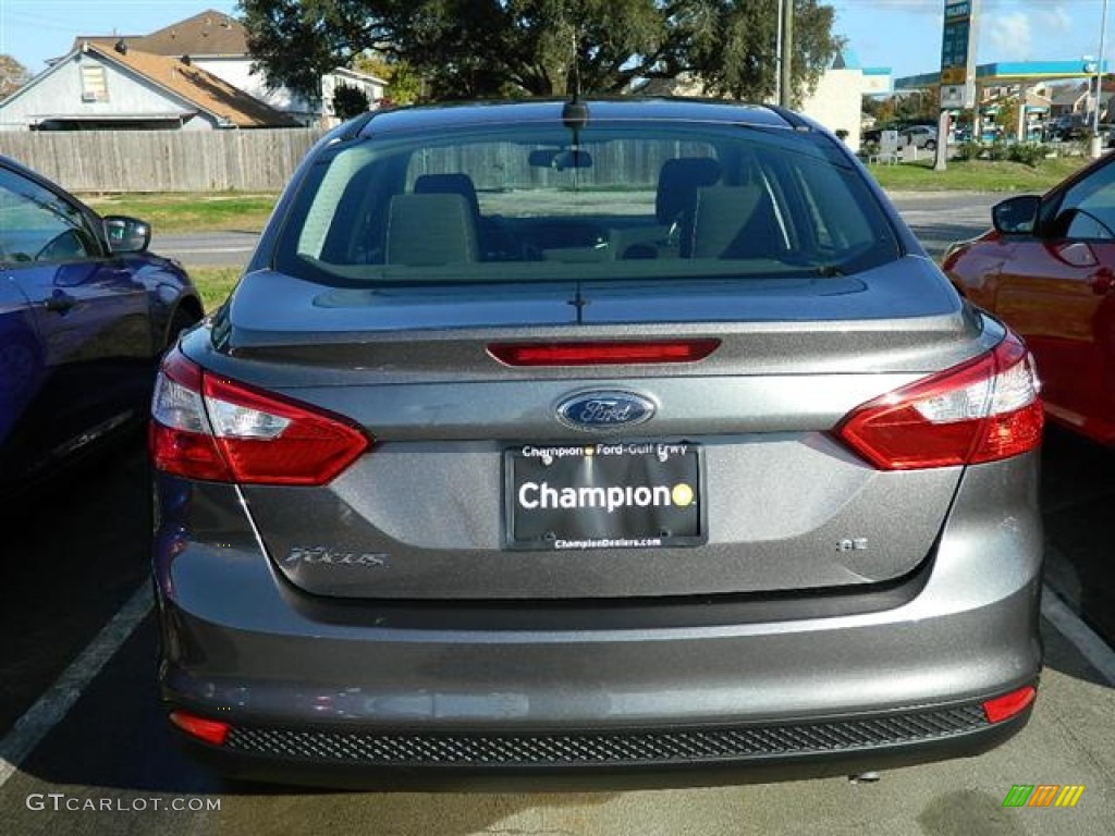 2012 Focus SE Sedan - Sterling Grey Metallic / Charcoal Black photo #5