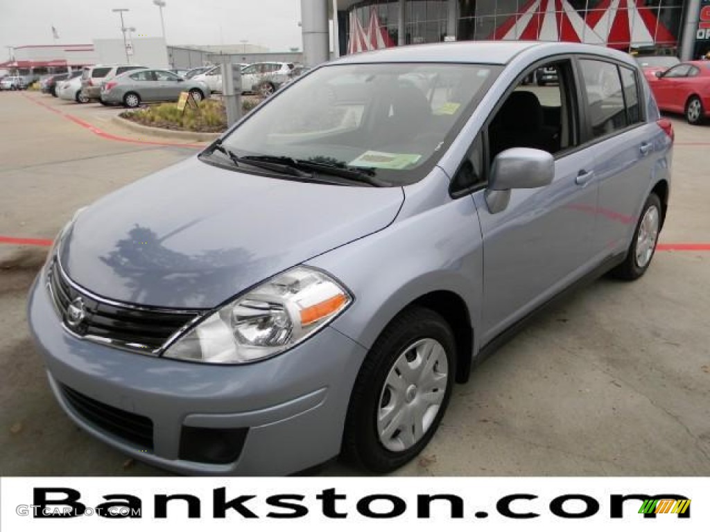 2010 Versa 1.8 S Hatchback - Arctic Blue Metallic / Charcoal photo #1