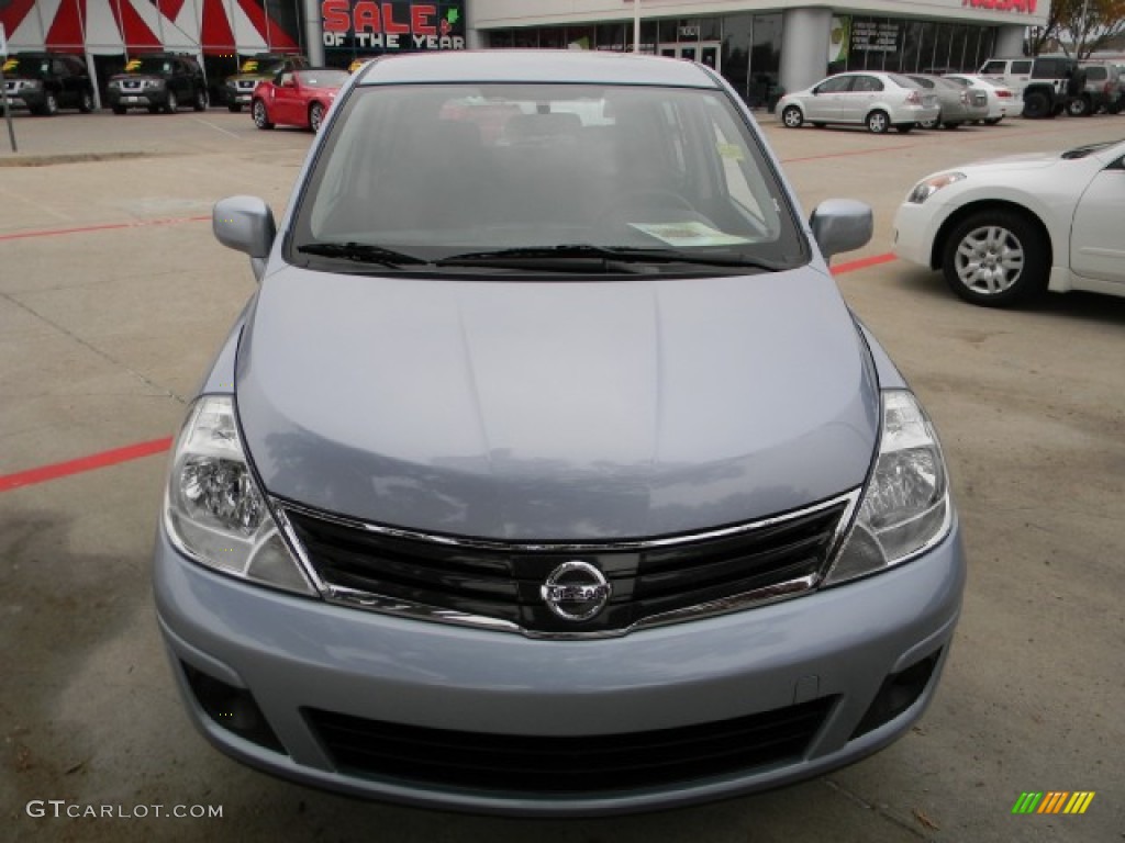 2010 Versa 1.8 S Hatchback - Arctic Blue Metallic / Charcoal photo #2