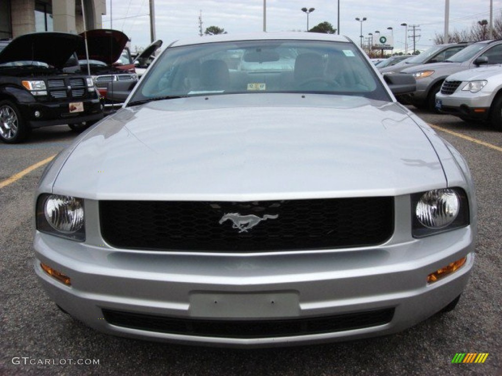 2009 Mustang V6 Premium Coupe - Brilliant Silver Metallic / Light Graphite photo #10