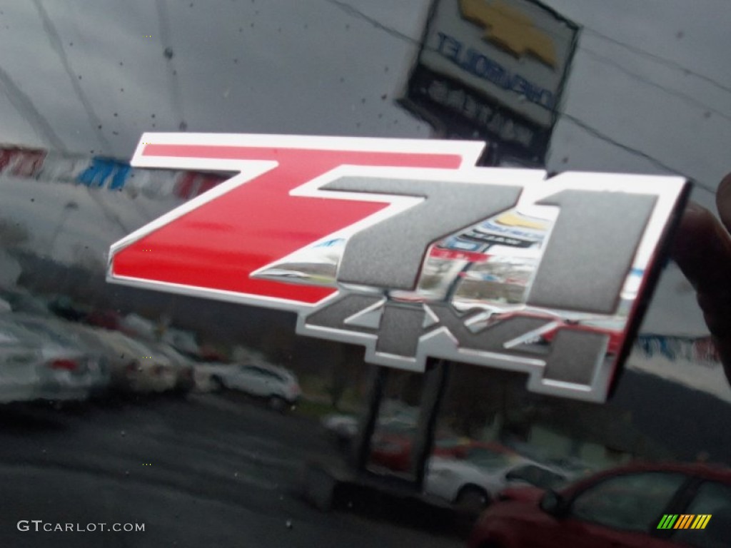 2012 Chevrolet Suburban Z71 4x4 Marks and Logos Photos