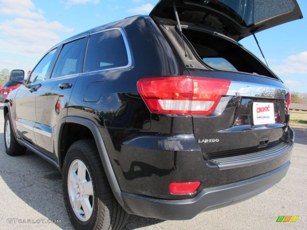 2011 Grand Cherokee Laredo X Package - Brilliant Black Crystal Pearl / Black photo #13