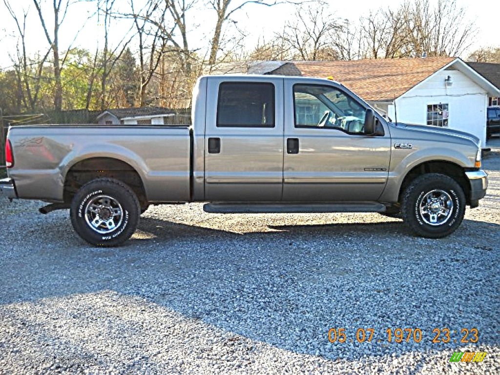 2002 F250 Super Duty Lariat Crew Cab 4x4 - Arizona Beige Metallic / Medium Parchment photo #3