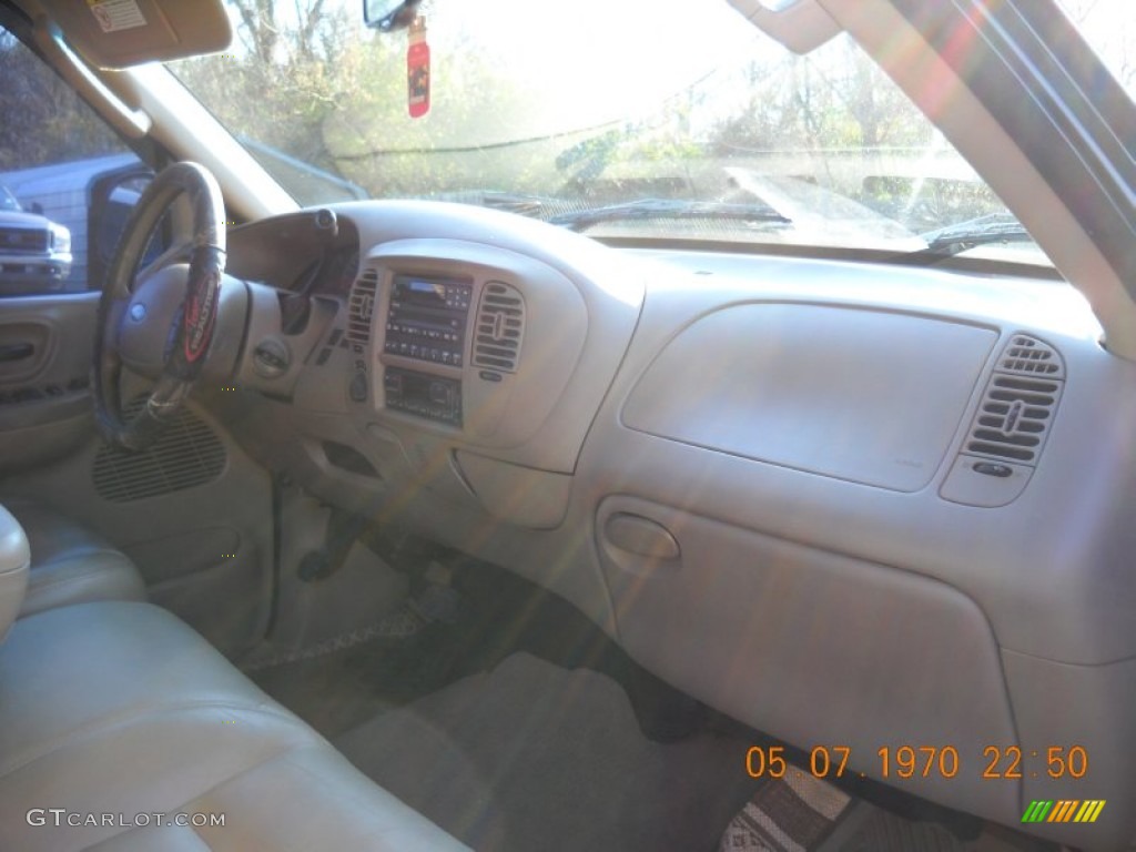 2002 F150 Lariat SuperCrew 4x4 - Dark Highland Green Metallic / Medium Parchment photo #32