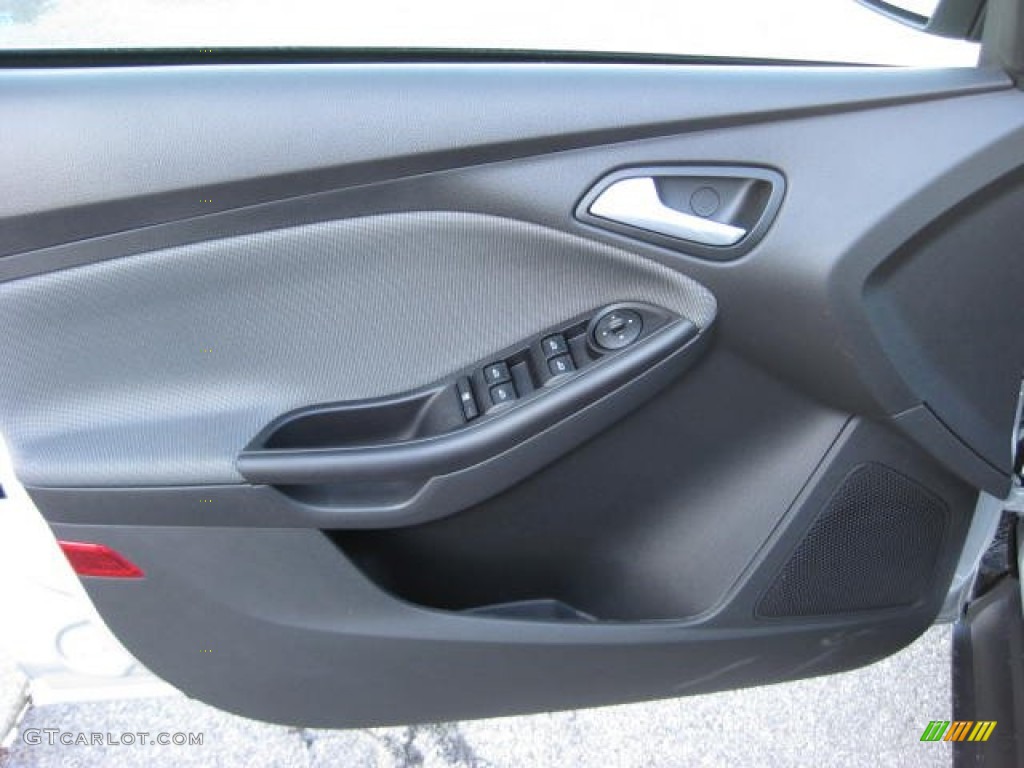 2012 Focus SE 5-Door - Ingot Silver Metallic / Charcoal Black photo #13