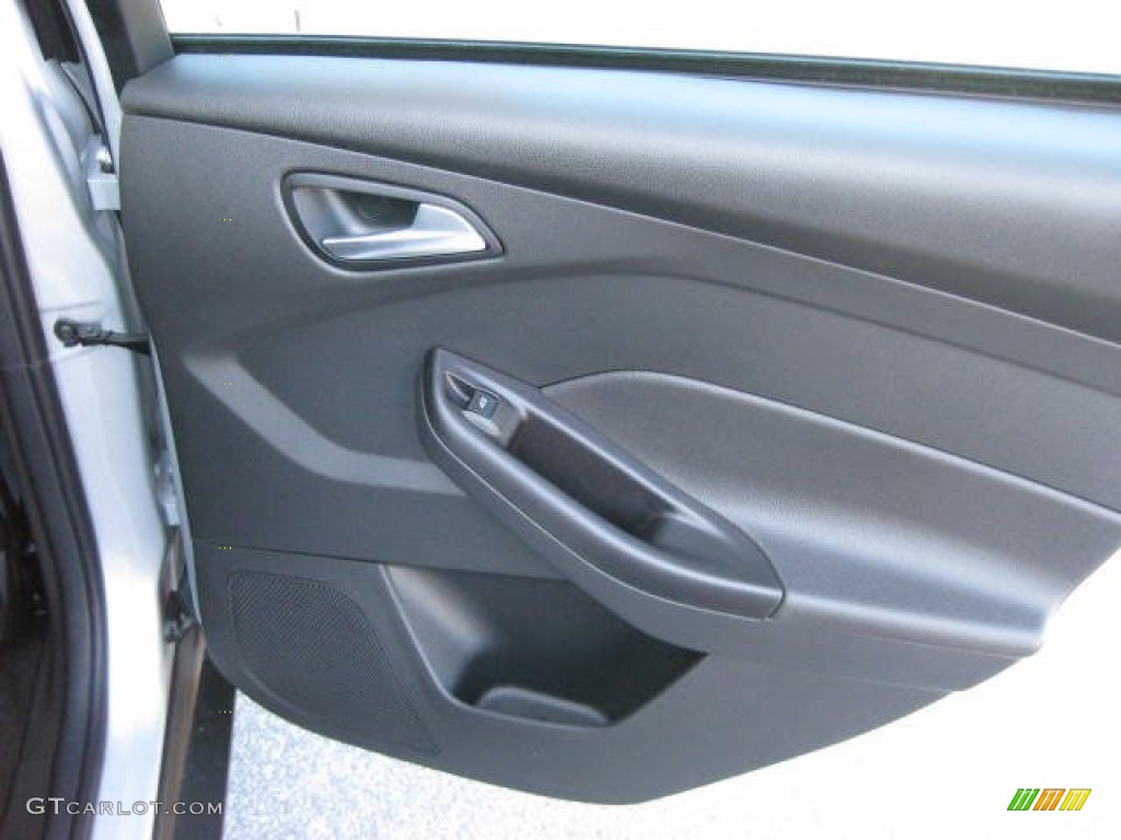 2012 Focus SE 5-Door - Ingot Silver Metallic / Charcoal Black photo #22