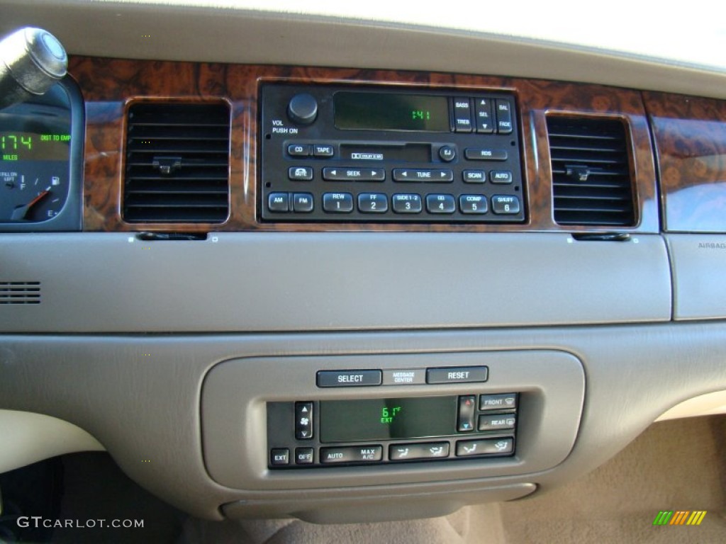 1999 Lincoln Town Car Executive Controls Photo #58394644