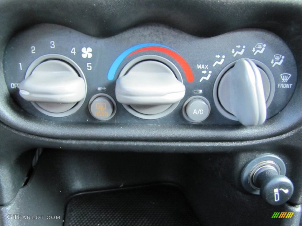 2004 Pontiac Grand Am SE Sedan Controls Photo #58403326