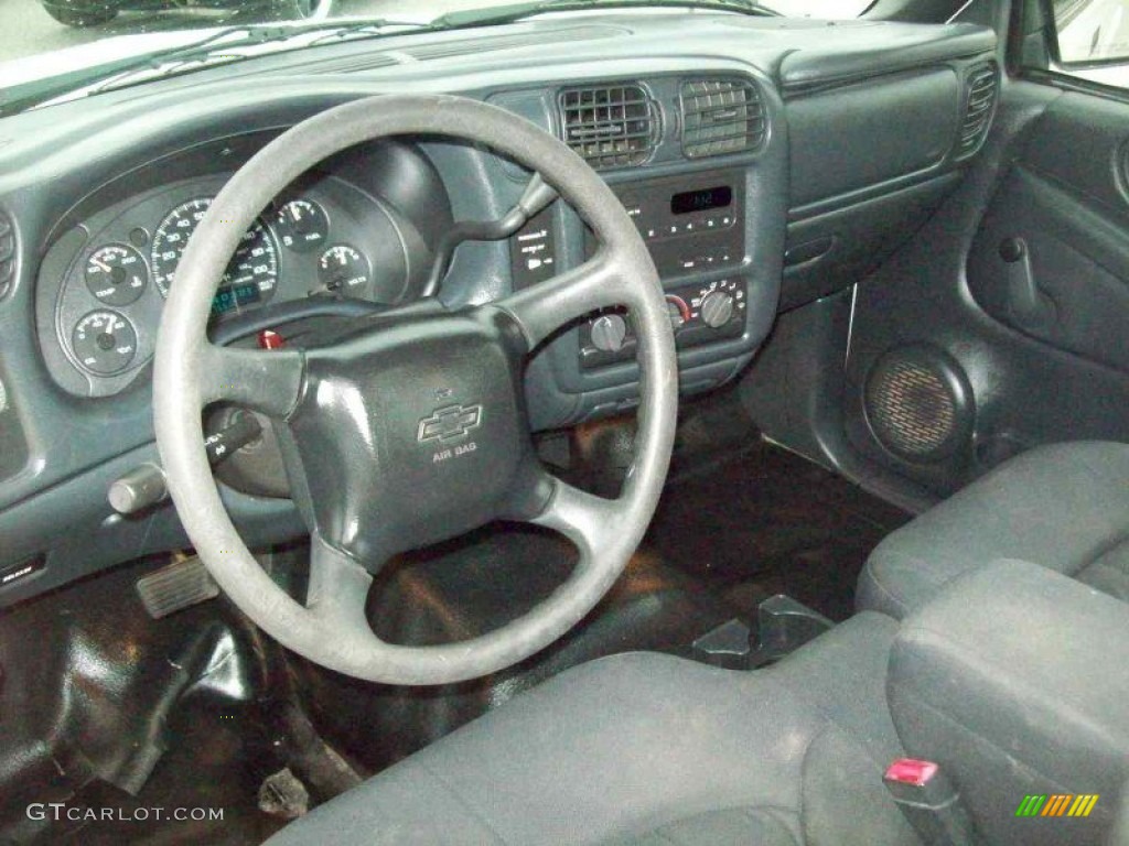 2003 S10 Regular Cab - Summit White / Graphite photo #9