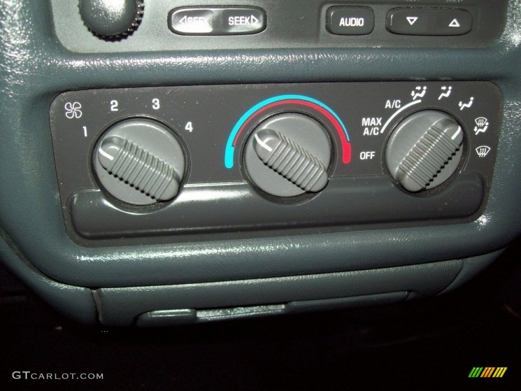 2003 S10 Regular Cab - Summit White / Graphite photo #21