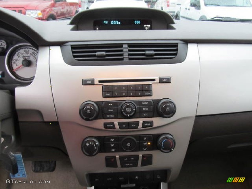 2011 Ford Focus SEL Sedan Controls Photos