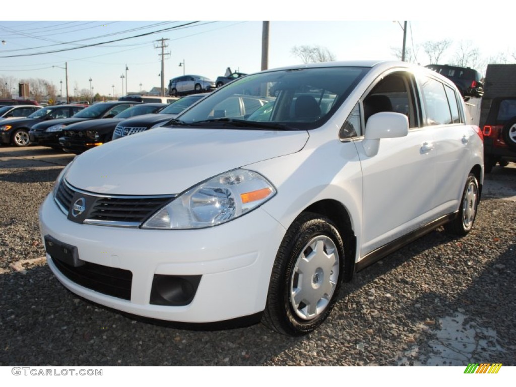 Fresh Powder White Nissan Versa