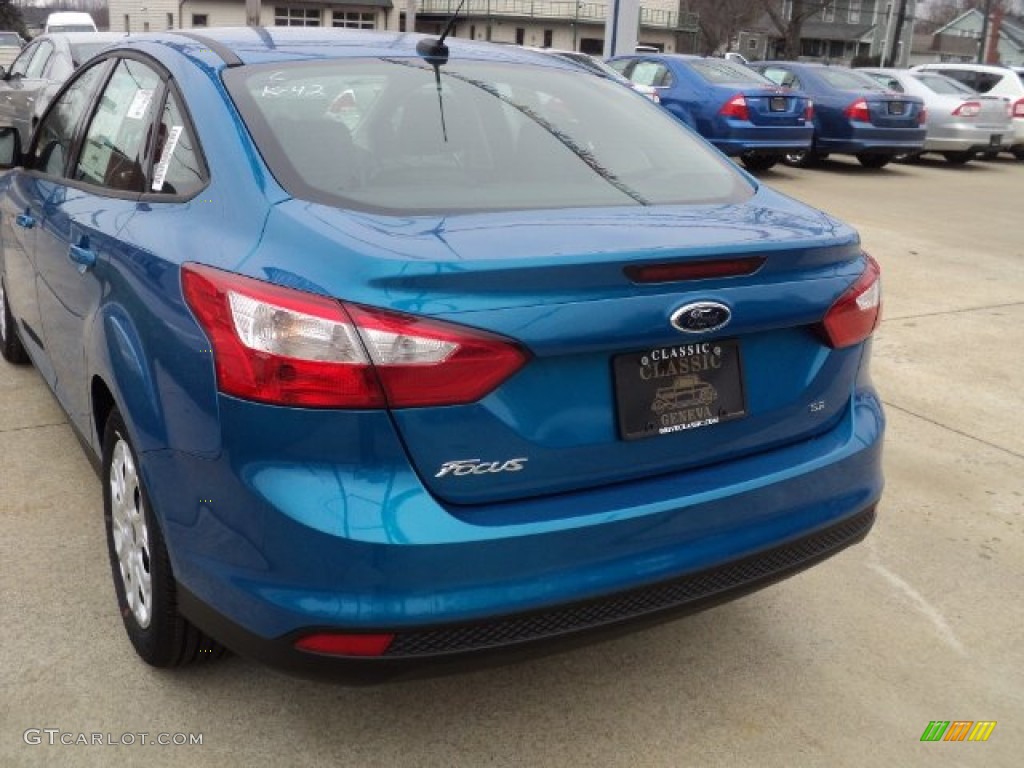 2012 Focus SE Sedan - Blue Candy Metallic / Charcoal Black photo #4