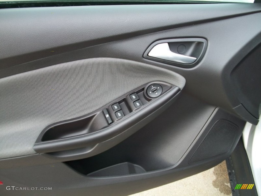 2012 Focus SE 5-Door - Ingot Silver Metallic / Charcoal Black photo #7