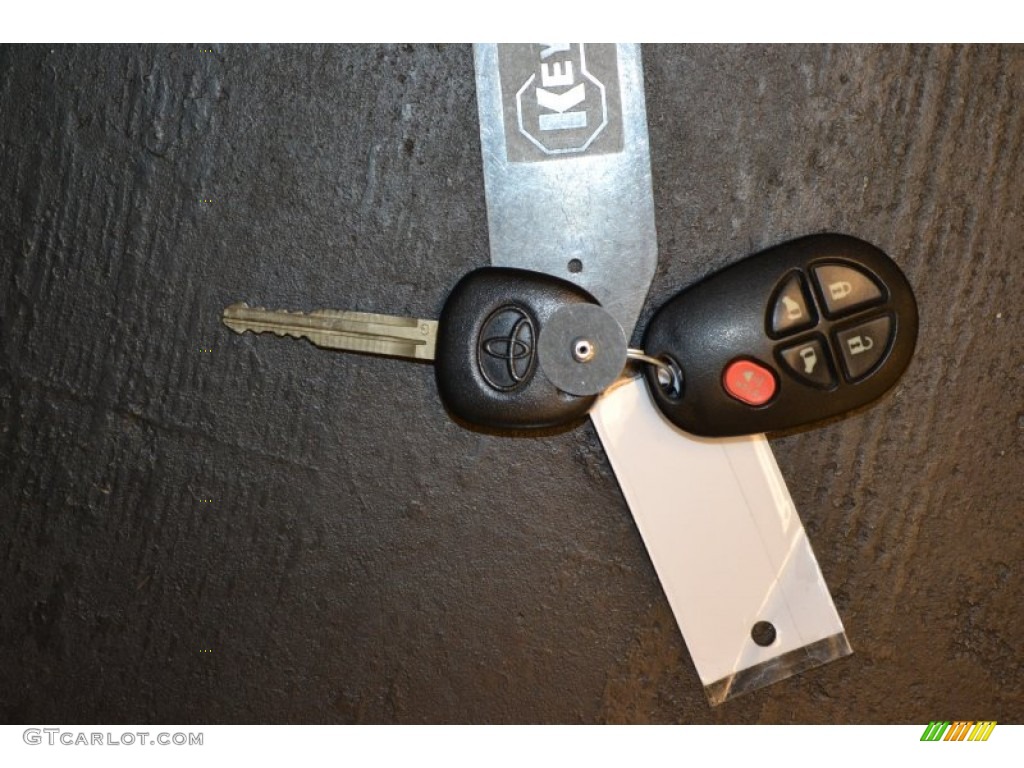 2011 Toyota Sienna LE Keys Photo #58526636