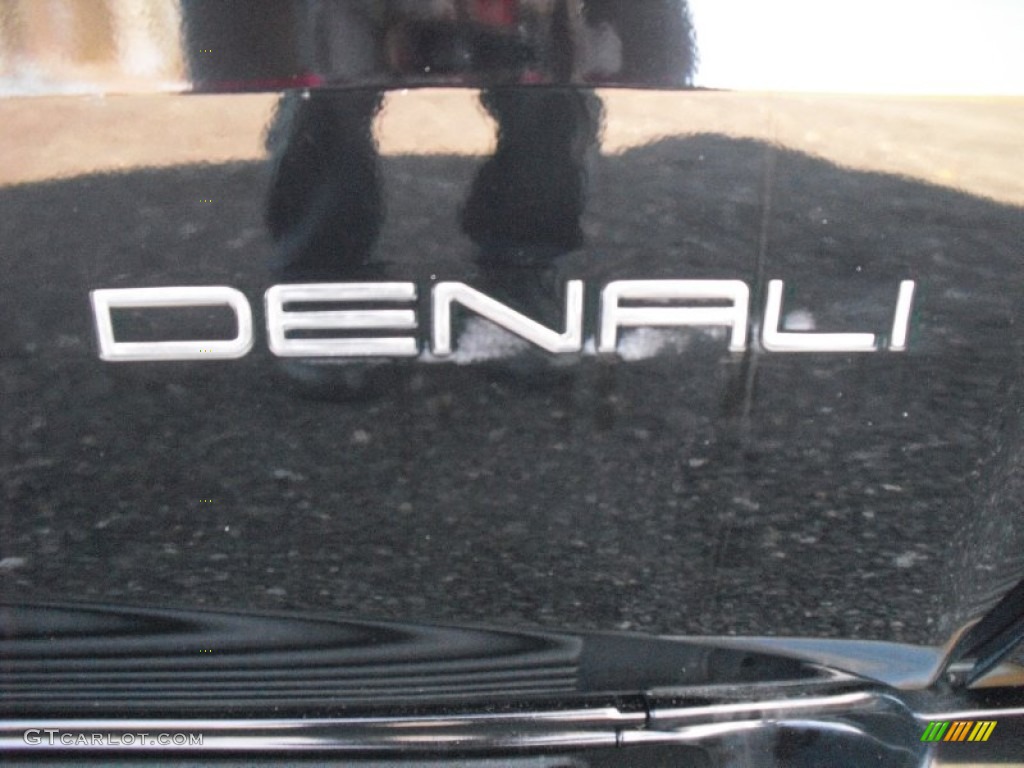 2000 GMC Yukon Denali 4x4 Marks and Logos Photos