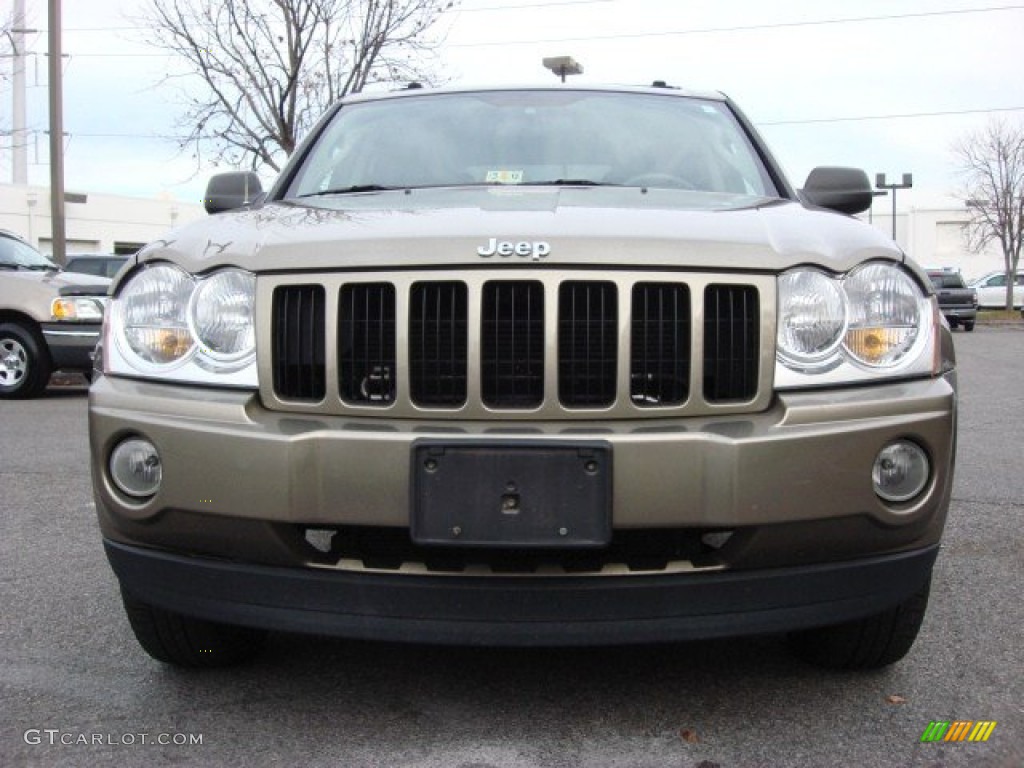 2006 Grand Cherokee Laredo 4x4 - Light Khaki Metallic / Khaki photo #7