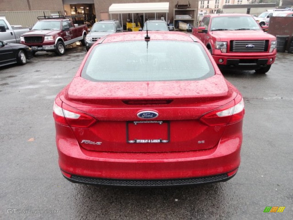 2012 Focus SE Sedan - Red Candy Metallic / Charcoal Black photo #3