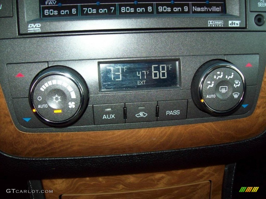2009 Cadillac DTS Platinum Edition Controls Photos