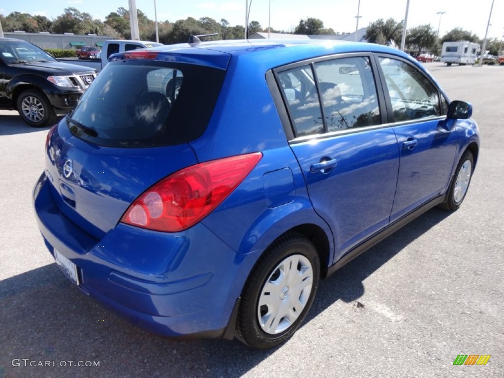 2010 Versa 1.8 S Hatchback - Metallic Blue / Charcoal photo #9
