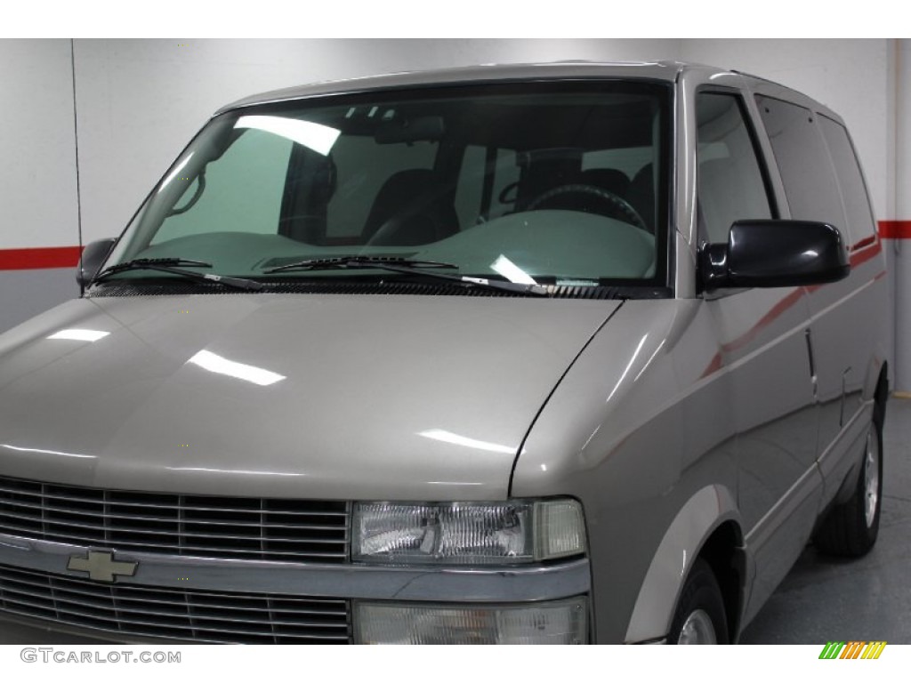 2004 Astro LS Passenger Van - Light Pewter Metallic / Medium Gray photo #10