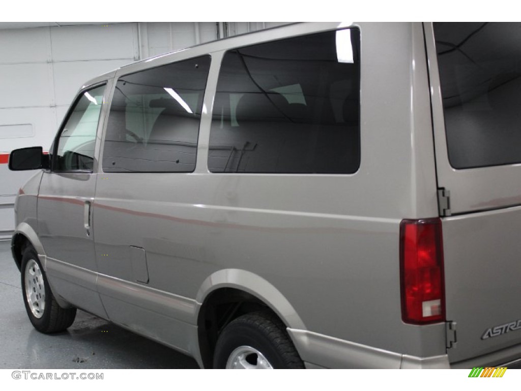 2004 Astro LS Passenger Van - Light Pewter Metallic / Medium Gray photo #22