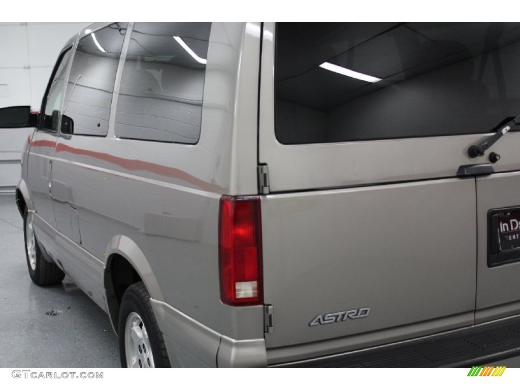 2004 Astro LS Passenger Van - Light Pewter Metallic / Medium Gray photo #23