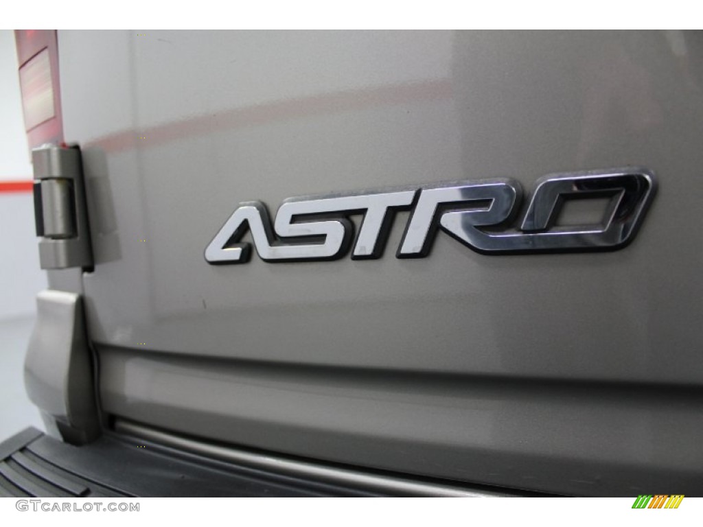 2004 Astro LS Passenger Van - Light Pewter Metallic / Medium Gray photo #32