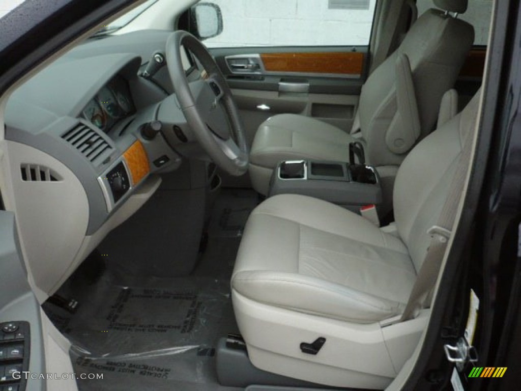 Medium Pebble Beige/Cream Interior 2010 Chrysler Town & Country Limited Photo #58611131