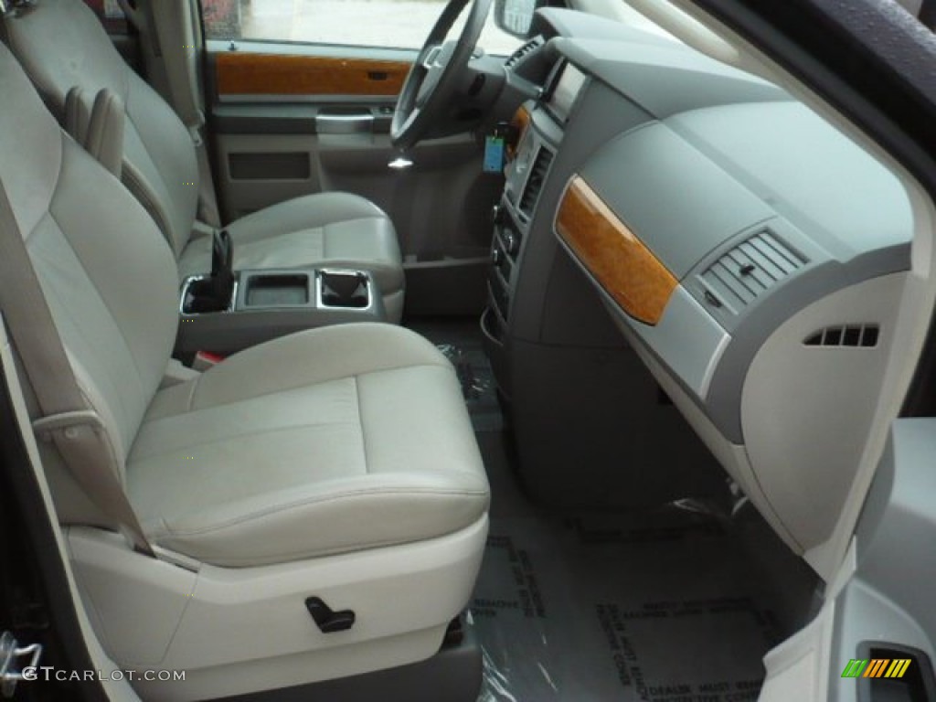 Medium Pebble Beige/Cream Interior 2010 Chrysler Town & Country Limited Photo #58611209