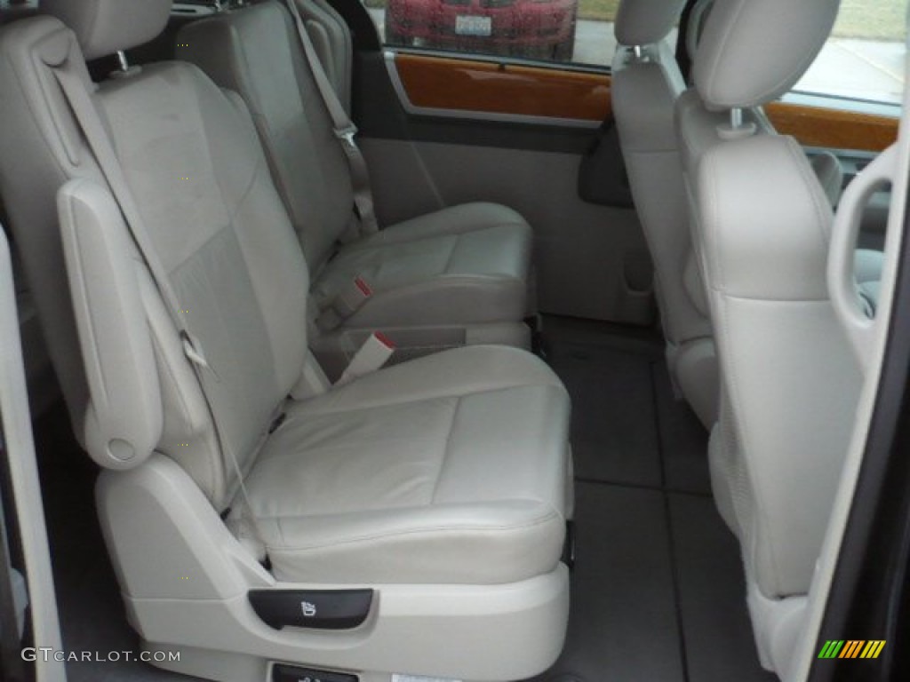 Medium Pebble Beige/Cream Interior 2010 Chrysler Town & Country Limited Photo #58611217