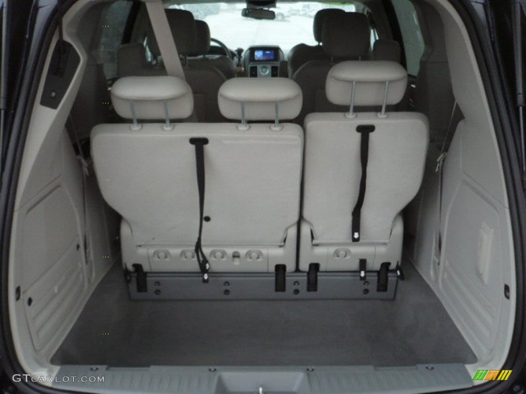 2010 Chrysler Town & Country Limited Trunk Photo #58611240