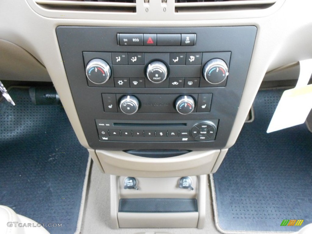 2012 Volkswagen Routan SE Controls Photo #58635734
