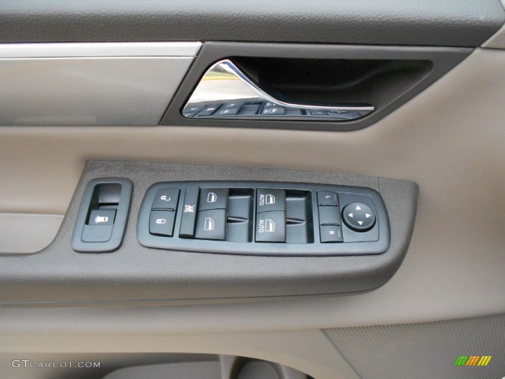 2012 Volkswagen Routan SE Controls Photo #58635770