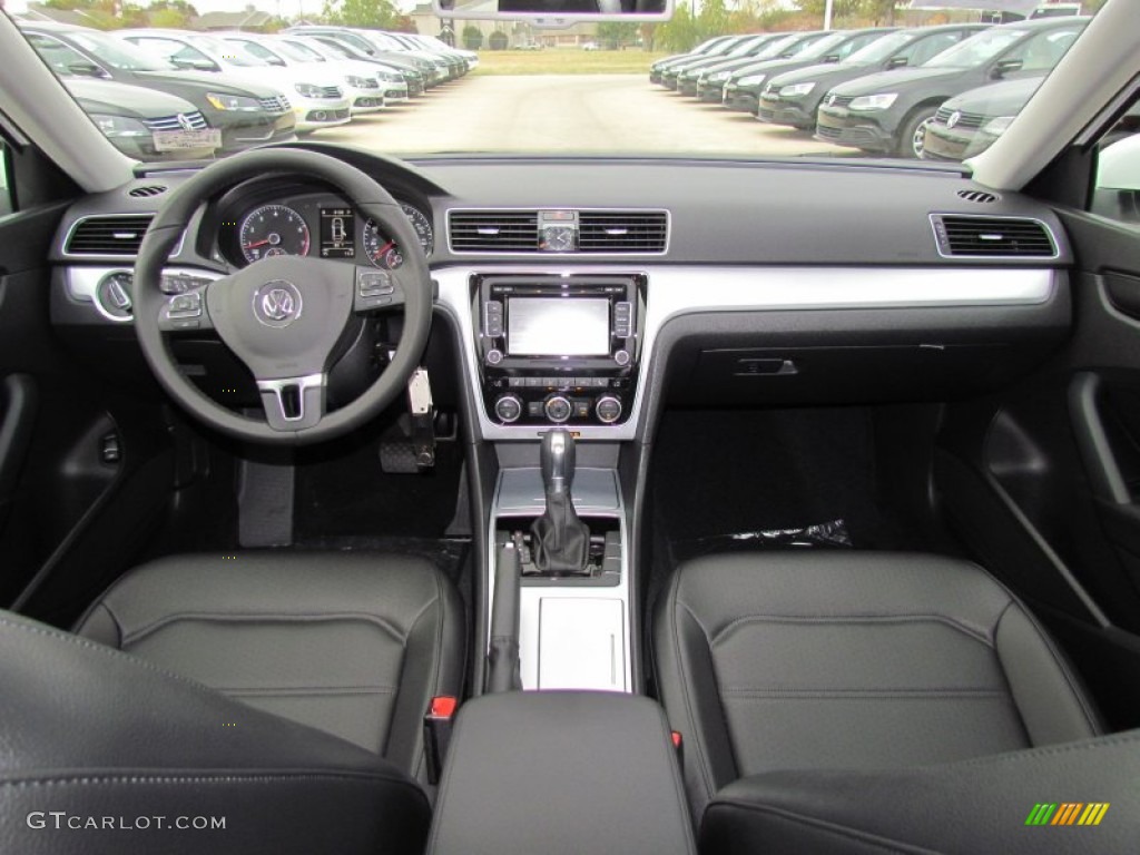 2012 Volkswagen Passat 2.5L SE Titan Black Dashboard Photo #58636484